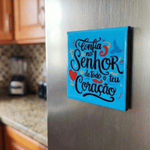 Ímã de geladeira em azulejo personalizado com frase religiosa Confia no Senhor de todo o teu coração. Decoração de cozinha criativa.
